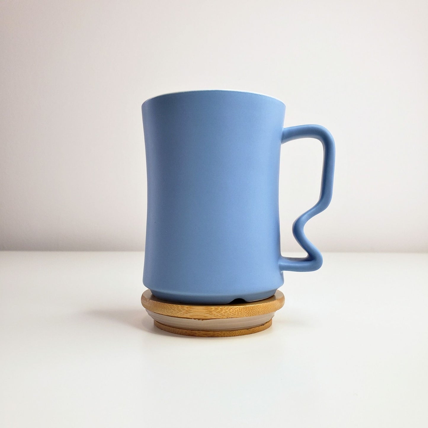 Ergonomic ceramic mug, using the bamboo lid as a coaster | Sky Momnt Mug